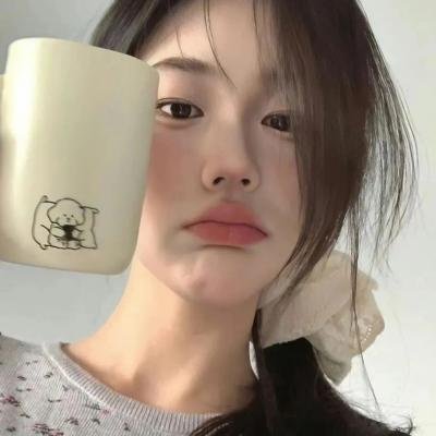 出位俏娇娃海报